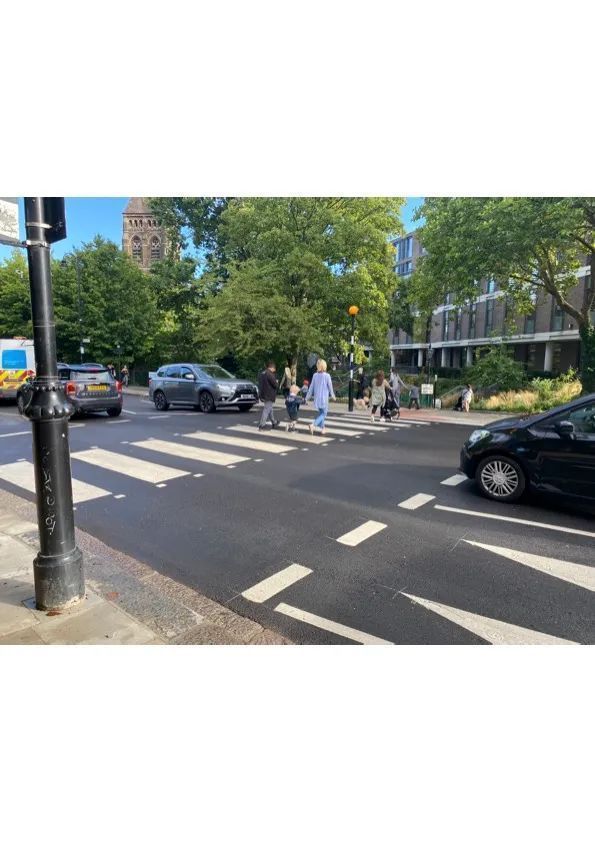 GreenSchoolRuns's tweet image. This crosswalk on Haverstock Hill has transformed  Hampstead&apos;s pedestrian experience! It&apos;s fantastic to see pedestrians feeling more welcomed, especially with nearby schools and a major London hospital. More please! 🙌🚶‍♀️ #BetterCommunity #StreetSafety