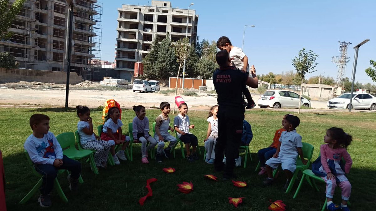 Batman Valiliği Sosyal Yardımlaşma ve Dayanışma Vakfı Başkanlığına bağlı Gültepe Aile Destek Merkezimizde Batman Belediyesi İtfaiye Müdürlüğü personelleriminik öğrencilere yönelikfarkındalı yaratmak ve temel yangın güvenliği bilincini aşılamak amacıyla keyifli  eğitim düzenledi