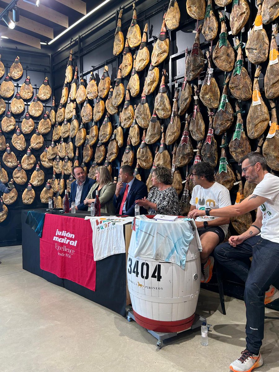 ¡Es día de presentaciones!
Nos encontramos dando el pistoletazo de salida de la Ultra Trail Guara Somontano en la Tienda de Julian Mairal. 
¡Mucha suerte a los más de 1300 participantes!

#somontano #dosomontano #bodegapirineos