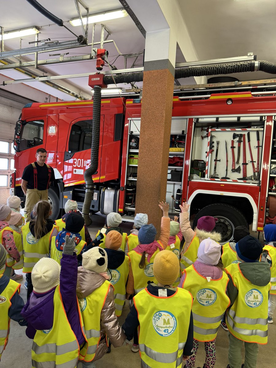 👩‍🚒👨‍🚒 Dziś dzieci z Przedszkola Samorządowego nr 42 odwiedziły Jednostkę Ratowniczo-Gaśniczą nr 1 <a href="/KMPSPBialystok/">KM PSP Białystok</a> .
Mali goście mogli zobaczyć wóz strażacki z bliska i porozmawiać ze strażakiem o jego codziennej służbie.
Wielkie oczy, dużo pytań i jeszcze więcej uśmiechów! 🚒 🙂
