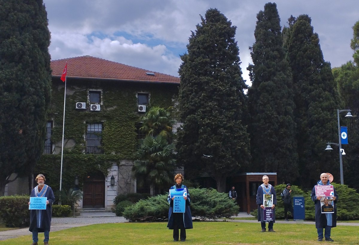 1165. nöbet: Magritte resimlerini hatırlatan bir manzara: Karanlık geri plan; aydınlık gökyüzü.