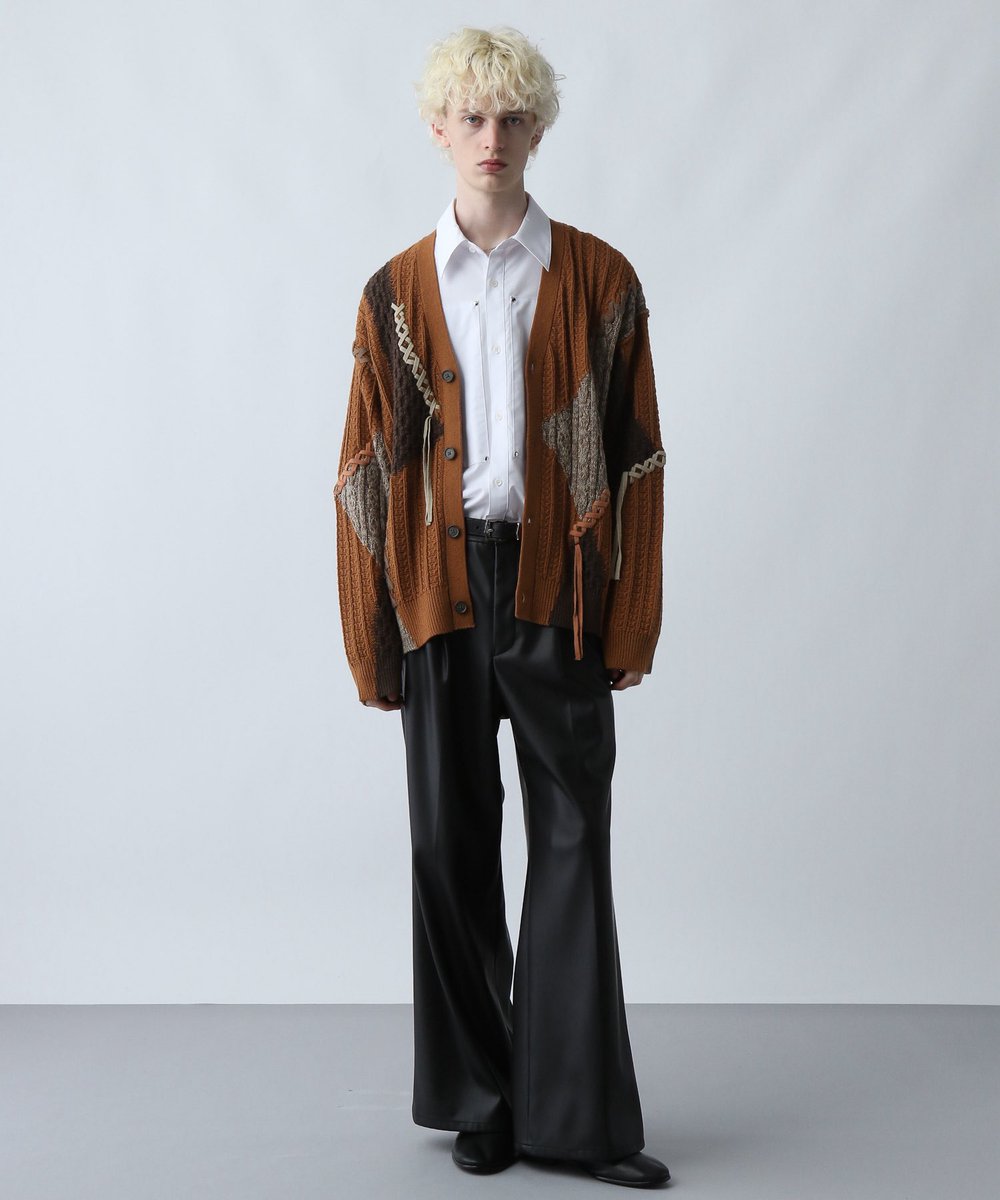 ステッチ×配色のデザインが唯一無二のデザインカーディガンが登場