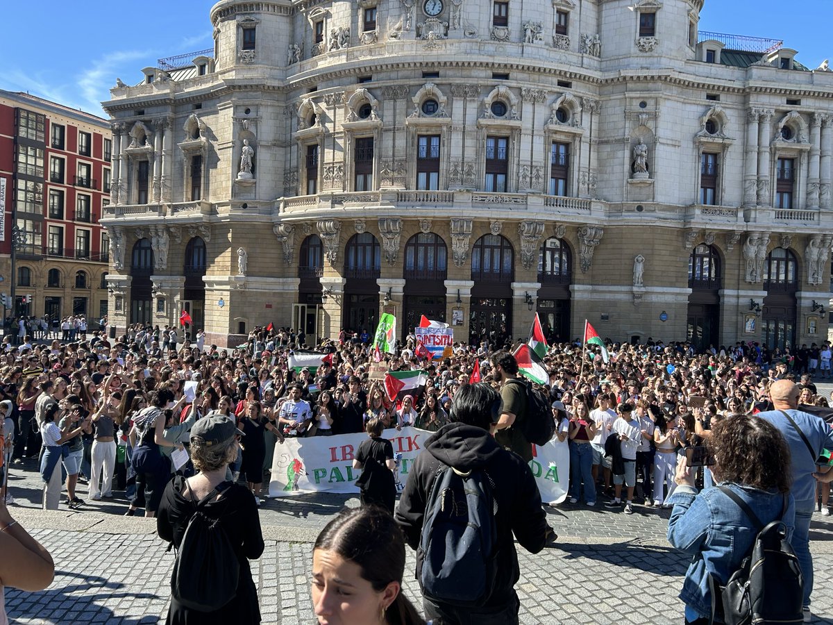 La mayoría son niños alienados por la universidad del País Vasco. La mayoría o conoce a Miguel Ángel Blanco.