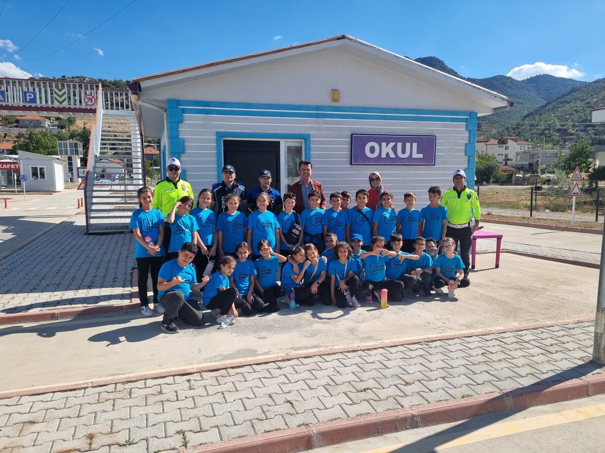 🚨Geleceğin Bilinçli Bireyleri Yetişiyor 🚔

📍Bucak Atatürk İlkokulu

♦️Dışarıda oyun oynama alanlarında,
♦️Sokaklarda ve caddelerde, karşıdan karşıya geçerken dikkat etmeleri gereken trafik kuralları konularında 2⃣7⃣ geleceğin sürücü adayını bilgilendirdik. 🇹🇷👮‍♂️