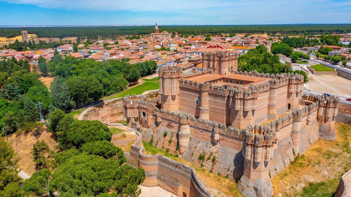 Tiene uno de los castillos mudéjares más impresionantes de España: la bonita localidad segoviana atravesada por 2 ríos buff.ly/OdzjeDB