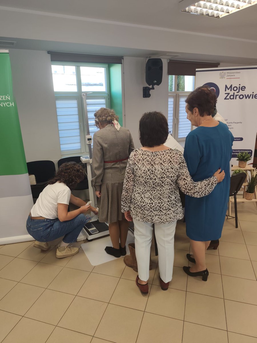 NFZ_Bydgoszcz's tweet photo. #TeamNFZWłocławek z okazji Międzynarodowego Dnia Osób Starszych jesteśmy we Włocławskim Centrum Organizacji Pozarządowych i Wolontariatu
Rozmawiamy o #uzdrowiska
Seniorzy chętnie korzystają z analizatora składu ciała i konsultacji doradcy ds.profilaktyki i promocji zdrowia. https://t.co/xq3D9Euo6R