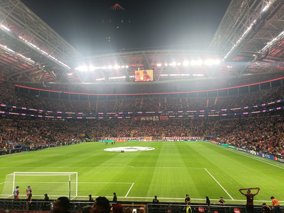 Galatasaray yönetimi bir an önce stad kapasitesini büyütmenin bir yolunu bulmalı.
Nerelerden, kimlerden izin alınması gerekiyorsa alınmalı. 
55 bin kapasite artık yetersiz, 70 ve hatta mümkünse 80 bin kapasiteli bir stad lazım. 
Dünyanın her yerinden insanlar maç izlemeye geliyor