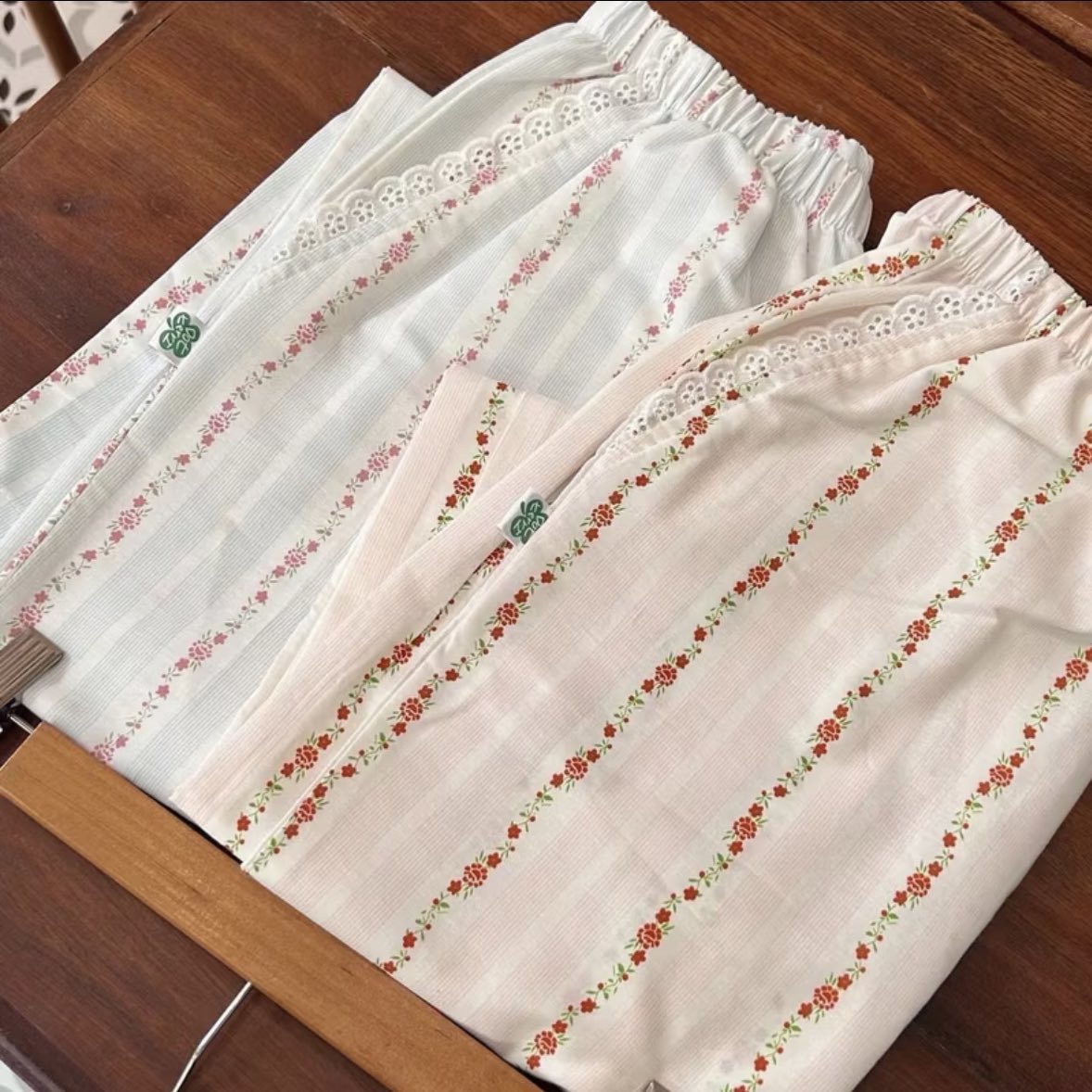 tamjaichunbkk's tweet image. ถ้าชอบลายดอกไม้อีกตัวที่เราชอบมากๆคือของ ง dotteri.ga  ผ้าดีมีซับในในตัวไม่โป๊ ใส่สบายมากกกก มีดีเทลขอบลูกไม้ตรงกระเป๋า มี size S-XL เลย มี 2 สี ชมพู กับ ฟ้า s.shopee.co.th/6VEXqc3bl8