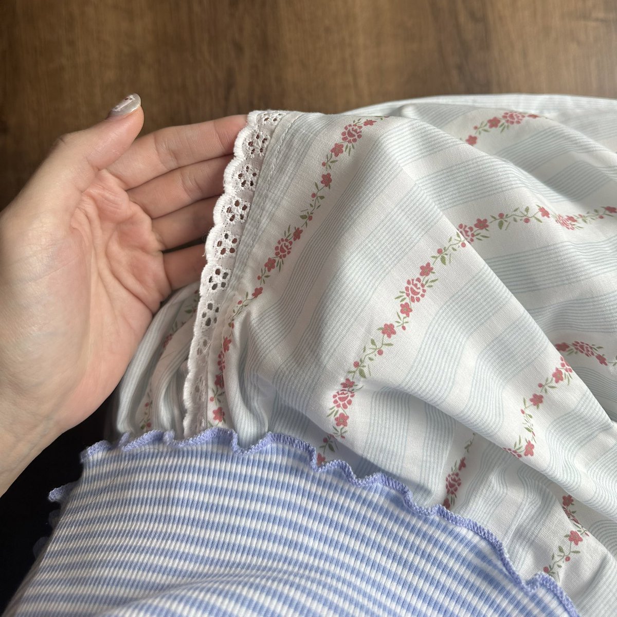 tamjaichunbkk's tweet image. ถ้าชอบลายดอกไม้อีกตัวที่เราชอบมากๆคือของ ง dotteri.ga  ผ้าดีมีซับในในตัวไม่โป๊ ใส่สบายมากกกก มีดีเทลขอบลูกไม้ตรงกระเป๋า มี size S-XL เลย มี 2 สี ชมพู กับ ฟ้า s.shopee.co.th/6VEXqc3bl8