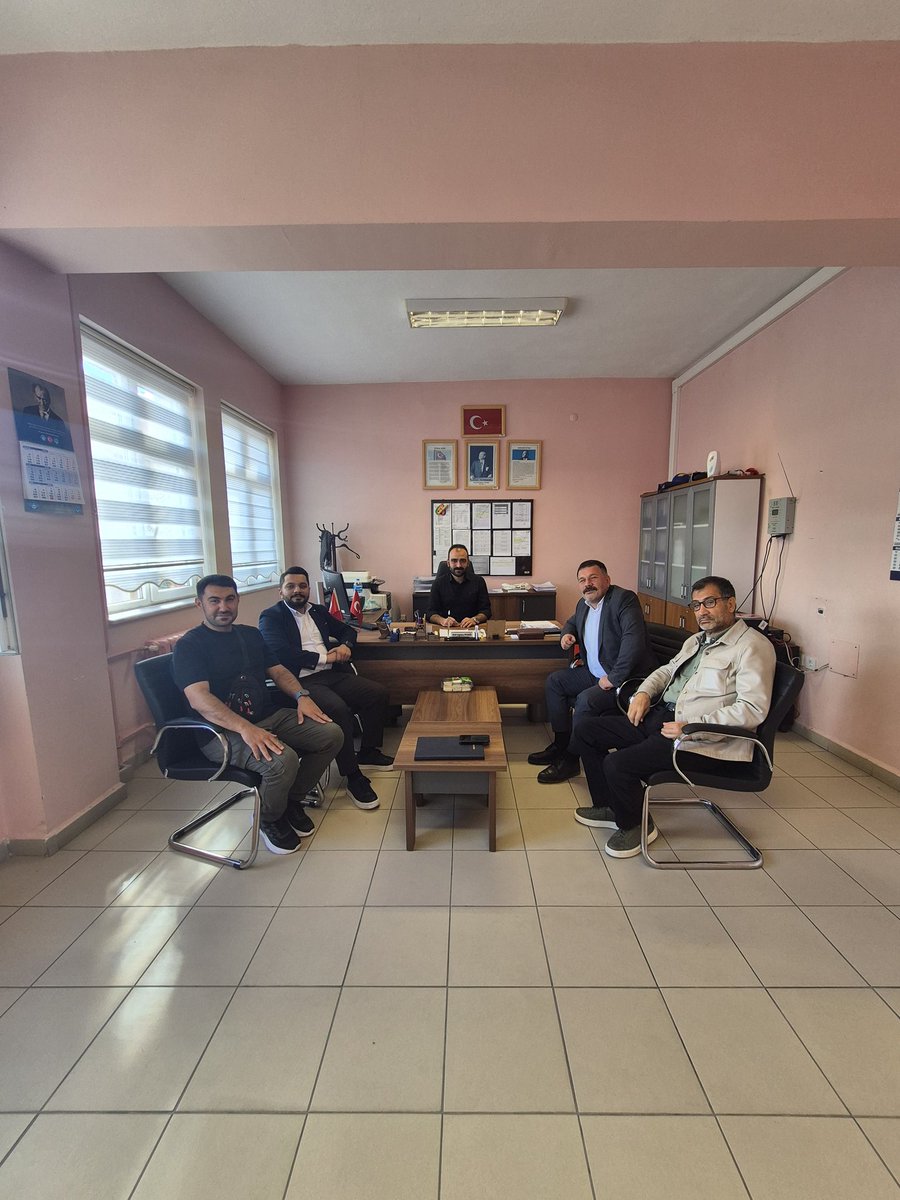 MKE Tophane Ortaokulu'na müdür yardımcısı olarak görevlendirilen üyemiz Kadir Doğukan ÖZDEMİR'i şube başkanımız Ahmet Dönmez, yön krl üyelerimiz Elvan GÜLDEN ve Tuğrul Değirmenci ile ziyaret ettik. 
Hayırlı bir çalışma dönemi temenni ediyoruz ⚘️
