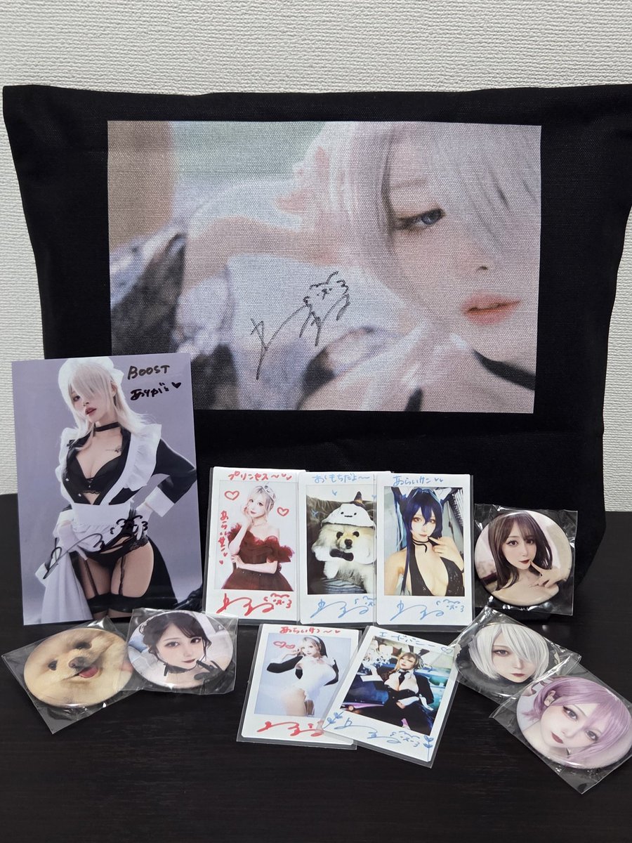 ねねさん(<a href="/__zzz___oo0/">ねね🐻‍❄</a>)のグッズが無事に届きました～！
夏コミの黒トートを保存用にゲット❗
ランチェキは赤いドレス姿やTGSで思い出深かったリトルマーメイドのねねさんがゲットできてとっても嬉しいです🥰そしておもちちゃんチェキゲット👍
おまけのカードまで！ありがとうございます♪
#ねねちーむ