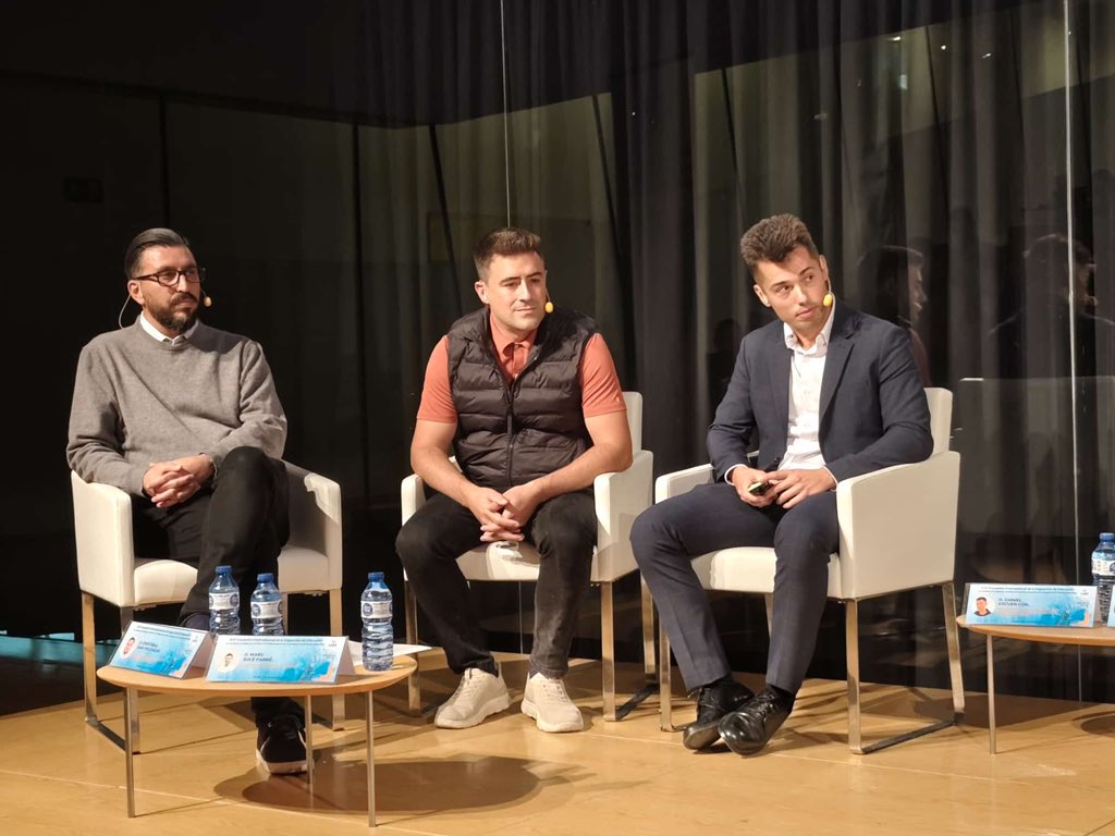 📡 En el #EncuentroUSIE2025 asistimos a la conferencia “Tecnología y educación” con la participación de:

👨‍💻 Marc Solé Farré (Ingroup)
👨‍💻 Cristóbal Raby Piccardo (Invelon)
👨‍💻 Daniel Escuer Güil (Escola del Treball)

Presenta: Nicolau Galdeano, inspector de educación en Lleida.