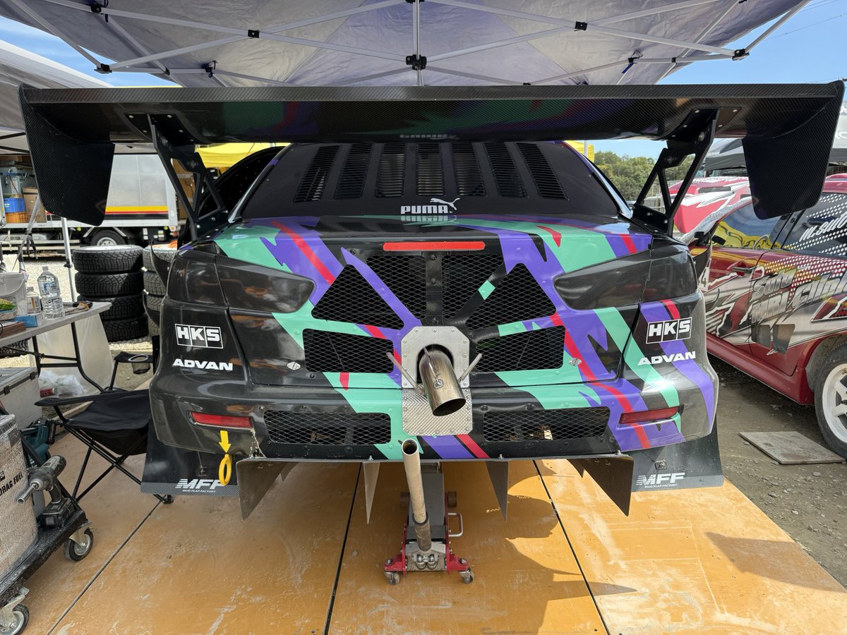UVLO_33's tweet image. HKSランエボ、車内リアはほぼマフラーパイプとロールケージのみで意外なほどにがらんどう
前後重量配分は気持ち前寄り?低速では回頭性向上の一方で、リアには特大のウイングとディフューザーといった空力パーツにより中・高速域では安定化と、まさにダートラ・スペシャル仕様なのかと思案