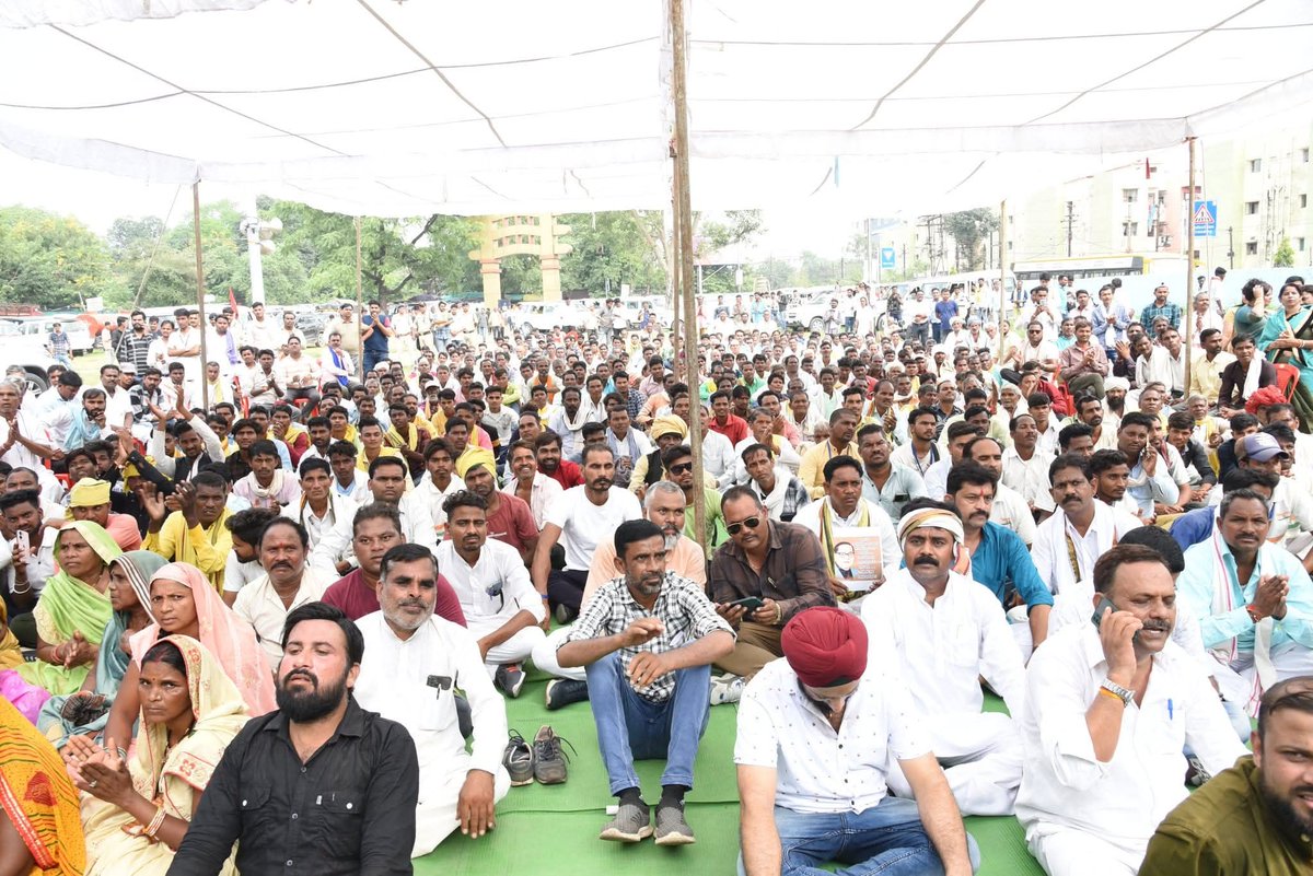 लोकतंत्र बचाओ पदयात्रा: संघर्ष के 2 वर्ष पूरे 

आज से ठीक दो वर्ष पूर्व जब हम सड़कों पर उतरे थे, तब यह लड़ाई सिर्फ़ लोकतंत्र की रक्षा की नहीं, बल्कि उस तानाशाही सोच को चुनौती देने की थी जिसने जनता की आवाज़ को कुचलने का दुस्साहस किया था।

450 किलोमीटर का सफ़र – कभी तपती धूप, कभी