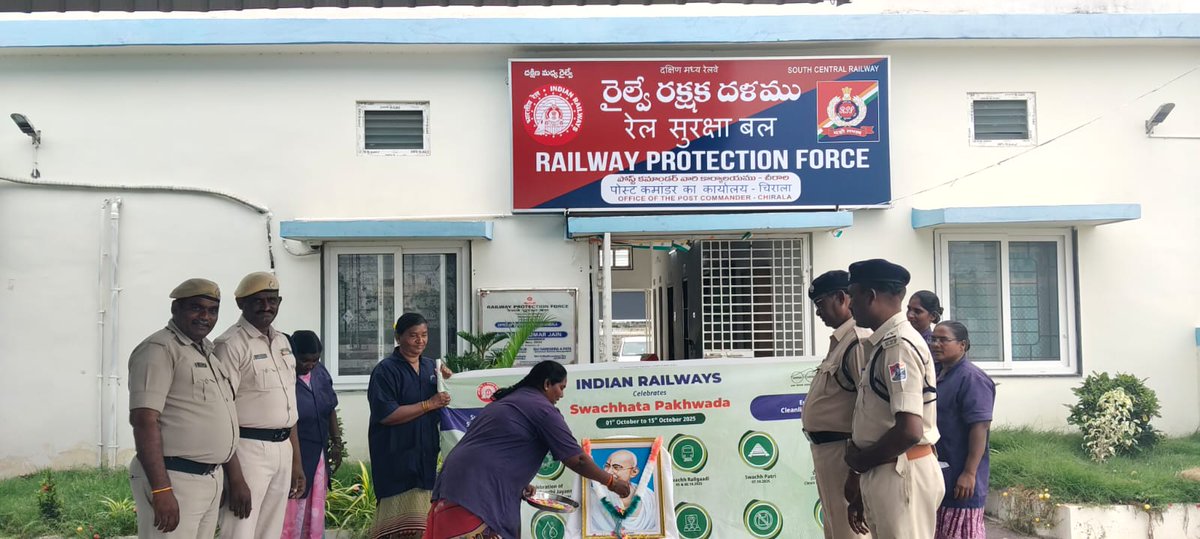 drmvijayawada's tweet image. On the occasion of Gandhi Jayanti, we pay tribute to the Father of the Nation, Mahatma Gandhi Ji.
📍#Chirala
✨ His values of truth, non-violence, and cleanliness continue to inspire us every day.
🚆 Let us follow his path and contribute to building a clean, inclusive, and