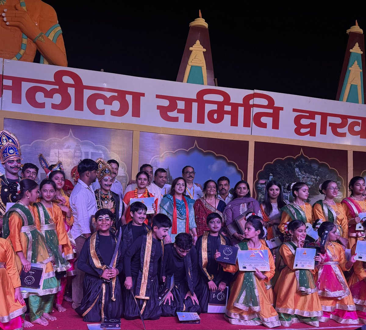 Nitikasharmabjp's tweet photo. मटियाला विधानसभा में आयोजित भव्य रामलीला में सहभागिता कर प्रभु श्रीराम जी की दिव्य लीलाओं का साक्षात अनुभव करने का सौभाग्य प्राप्त हुआ।

यह आयोजन धर्म, सत्य,त्याग और आदर्श जीवन मूल्यों की स्थापना का प्रेरणास्त्रोत है,जो समाज को सद्भाव,सदाचार #जय_श्री_राम @blsanthosh https://t.co/qNOqy7fedR