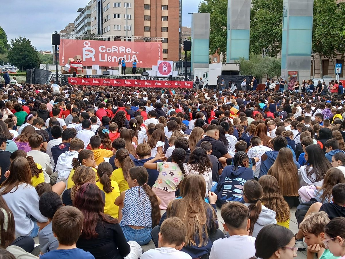 Arrenca amb força el Correllengua 2025

Avui al matí a la plaça de la Llibertat, l'alumnat de GES (secundària) hem assistit a l'acte de presentació del Correllengua de Reus, tal i com ha fet l'alumnat de 6è de primària i 1r d'ESO de totes les escoles i instituts de la ciutat.