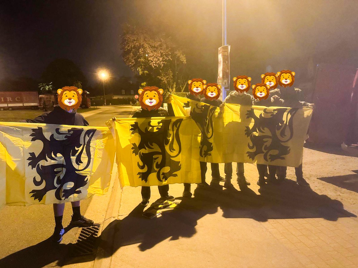 De burgemeester van Keerbergen, niet toevallig een Open Vld'er, noemt de jongeren die vannacht in 'zijn' gemeente Vlaamse leeuwenvlaggen ophingen 'vandalen' en liet de vlaggen zo snel als het kon verwijderen én hij laat bovendien de 'daders' opsporen. Wat een blauwe 'held' zeg!