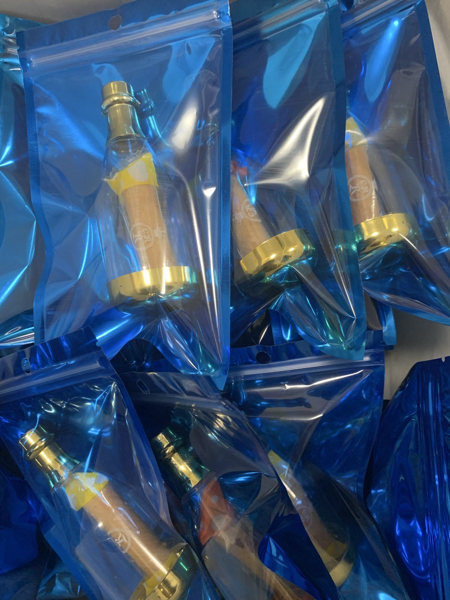 ZakuroMotoki's tweet image. カフェの方も着々と準備を進めております。
写真は買い出しの一部ですが、相変わらずバターの量がエグいですね🐮
ベアトピックやボトルメールクッキーの準備も終わりました。
明日はいよいよ料理の仕込みに入ります。
ただひたすらにお客様の顔を思い浮かべて、頑張ります。
 #07thライブカフェ