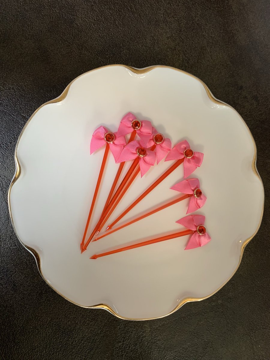 ZakuroMotoki's tweet image. カフェの方も着々と準備を進めております。
写真は買い出しの一部ですが、相変わらずバターの量がエグいですね🐮
ベアトピックやボトルメールクッキーの準備も終わりました。
明日はいよいよ料理の仕込みに入ります。
ただひたすらにお客様の顔を思い浮かべて、頑張ります。
 #07thライブカフェ