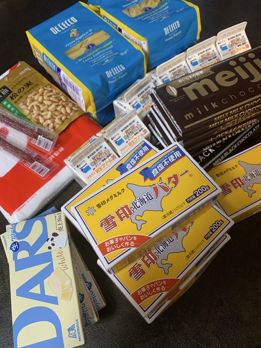 ZakuroMotoki's tweet image. カフェの方も着々と準備を進めております。
写真は買い出しの一部ですが、相変わらずバターの量がエグいですね🐮
ベアトピックやボトルメールクッキーの準備も終わりました。
明日はいよいよ料理の仕込みに入ります。
ただひたすらにお客様の顔を思い浮かべて、頑張ります。
 #07thライブカフェ