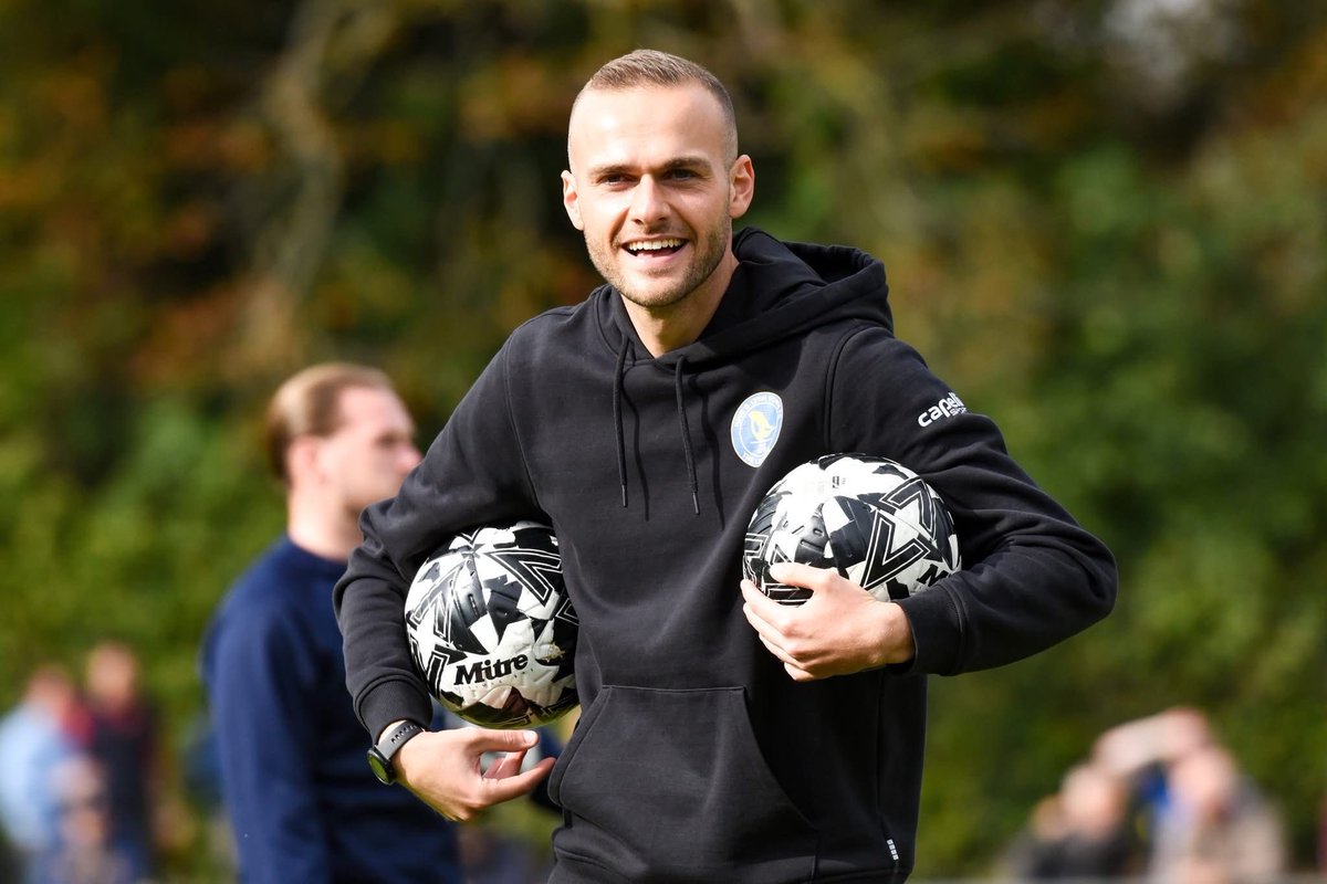 🗣️ Spoke to King’s Lynn’s Joe Simpson earlier this week about life as the youngest active manager in the top six tiers of English football, retiring from football at 21, his coaching path so far and ambitions for the future. 

mirror.co.uk/sport/football…
