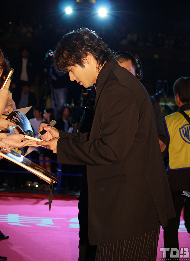 映画 爆弾 レッドカーペット 全登壇者 直筆サイン入ポスター 山田裕貴 伊藤沙莉 映画 爆弾 レッドカーペット 全登壇者 直筆サイン入ポスター 山田裕貴