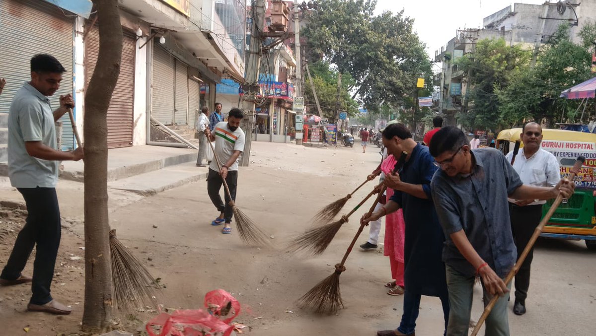 MunCorpGurugram's tweet photo. 🚮✨ सेवा पखवाड़ा के तहत वार्ड नं. 34 में सफाई अभियान जारी रहा।
स्वच्छता ही सेवा है – इसी संदेश के साथ नागरिकों को स्वच्छ वातावरण उपलब्ध कराने हेतु नगर निगम गुरुग्राम लगातार प्रयासरत है। 🙌
#SevaPakhwada #SwachhGurugram #Ward34 #CleanlinessDrive #MCG
#SwachhUtsav #SwachhBharat #MCGurugram #CleanGurugram #SHS2025 #SwachhtaHiSeva2025 #Swachhotsav #SwachhtaTau
@MoHUA_India @moefcc @MoJSDDWS @SwachhBharatGov @cmohry @NayabSainiBJP @Rao_InderjitS @RaoNarbir
@VipulGoelBJP @csharyana @DiprHaryana @DC_Gurugram @PradeepIAS_HR @diprogurugram1
@leenadhankhar @sumedhasharma86