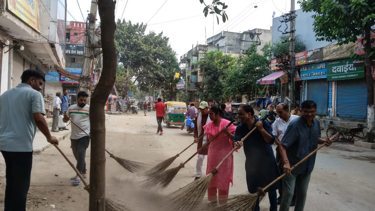 MunCorpGurugram's tweet photo. 🚮✨ सेवा पखवाड़ा के तहत वार्ड नं. 34 में सफाई अभियान जारी रहा।
स्वच्छता ही सेवा है – इसी संदेश के साथ नागरिकों को स्वच्छ वातावरण उपलब्ध कराने हेतु नगर निगम गुरुग्राम लगातार प्रयासरत है। 🙌
#SevaPakhwada #SwachhGurugram #Ward34 #CleanlinessDrive #MCG
#SwachhUtsav #SwachhBharat #MCGurugram #CleanGurugram #SHS2025 #SwachhtaHiSeva2025 #Swachhotsav #SwachhtaTau
@MoHUA_India @moefcc @MoJSDDWS @SwachhBharatGov @cmohry @NayabSainiBJP @Rao_InderjitS @RaoNarbir
@VipulGoelBJP @csharyana @DiprHaryana @DC_Gurugram @PradeepIAS_HR @diprogurugram1
@leenadhankhar @sumedhasharma86