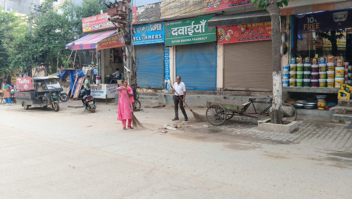 MunCorpGurugram's tweet photo. 🚮✨ सेवा पखवाड़ा के तहत वार्ड नं. 34 में सफाई अभियान जारी रहा।
स्वच्छता ही सेवा है – इसी संदेश के साथ नागरिकों को स्वच्छ वातावरण उपलब्ध कराने हेतु नगर निगम गुरुग्राम लगातार प्रयासरत है। 🙌
#SevaPakhwada #SwachhGurugram #Ward34 #CleanlinessDrive #MCG
#SwachhUtsav #SwachhBharat #MCGurugram #CleanGurugram #SHS2025 #SwachhtaHiSeva2025 #Swachhotsav #SwachhtaTau
@MoHUA_India @moefcc @MoJSDDWS @SwachhBharatGov @cmohry @NayabSainiBJP @Rao_InderjitS @RaoNarbir
@VipulGoelBJP @csharyana @DiprHaryana @DC_Gurugram @PradeepIAS_HR @diprogurugram1
@leenadhankhar @sumedhasharma86