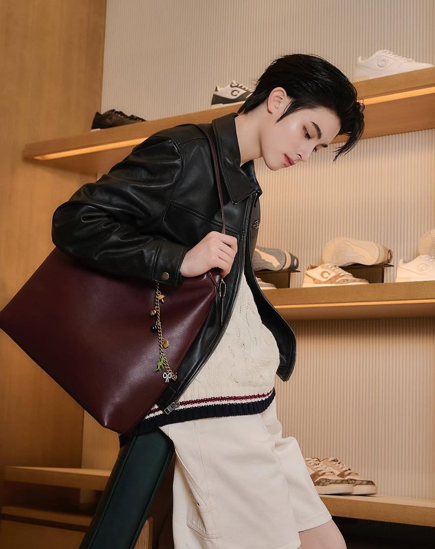 imyourwanderer's tweet photo. ใครคิดมุมนี้ให้หล่ออย่างมาก ทุกอย่างส่งเสริมกันหมด เรื่องจริงหล่อสุดในชีวิต

AA WITH COACH
#AAashirakorn 
#CoachNY https://t.co/Nv0ybNGrTA
