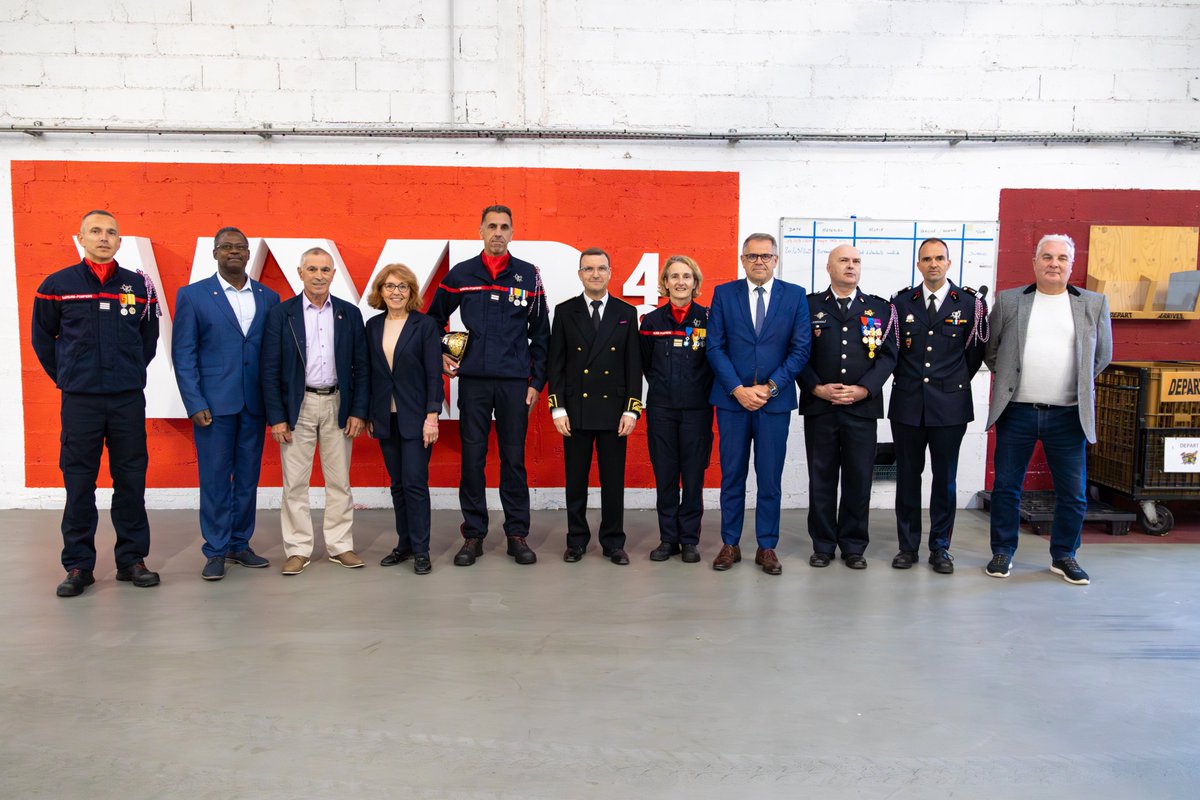 Sdis77's tweet photo. [#Passation] 🧑‍🚒 Hier soir, Frédéric Lavigne Directeur de cabinet du @Prefet77, @alainauzet 3e vice-président du CASDIS, @NSBeaulnes Conseillère départementale représentant @GarreauIsoline Présidente du conseil d'administration du #Sdis77, le Cgl @BrunoMaestracci et de nombreux élus du secteur étaient présents au CIS Vaux-le-Pénil à l'occasion de la passation de commandement entre le Capitaine Jean-Charles Houé et le Lieutenant Nicolas Limet 🤝 Félicitations et bonne continuation !