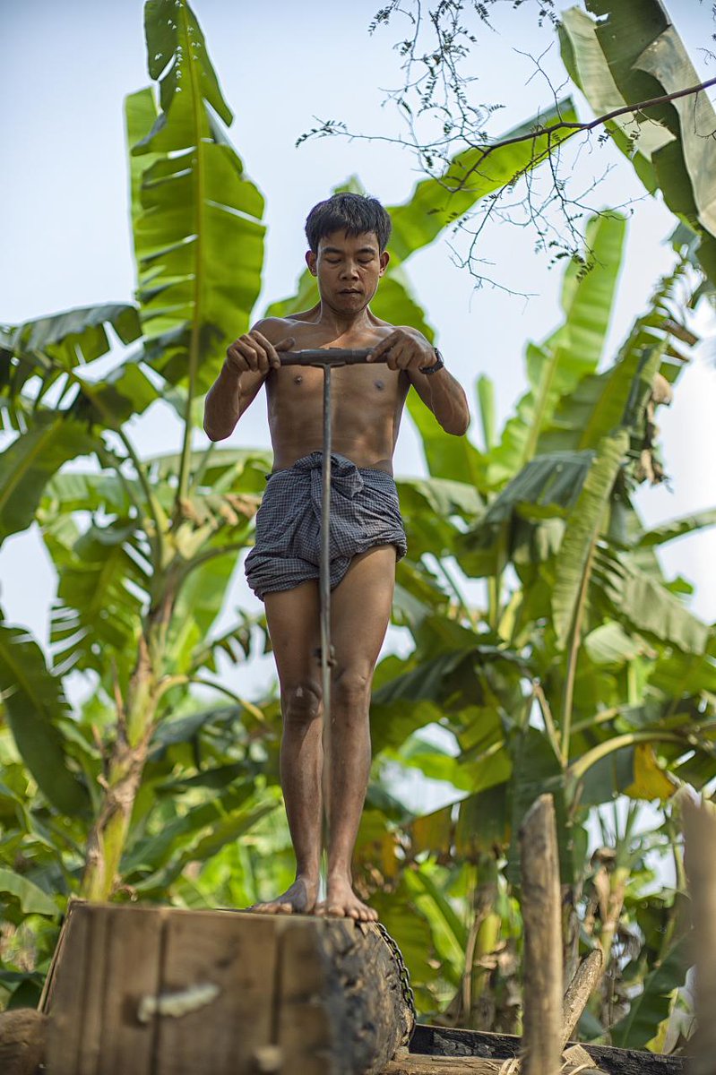 TayTawanMyanmar's tweet image. It's called Longyi in Myanmar. Most Burmese men tick up Longyi when they do something like playing football or cane ball etc.. when someone ticks up their longyi, it's called "ခါးတောင်းကျိုက်". You can ခါးတောင်းကျိုက် next time when you play at the gym na. 😆🙌