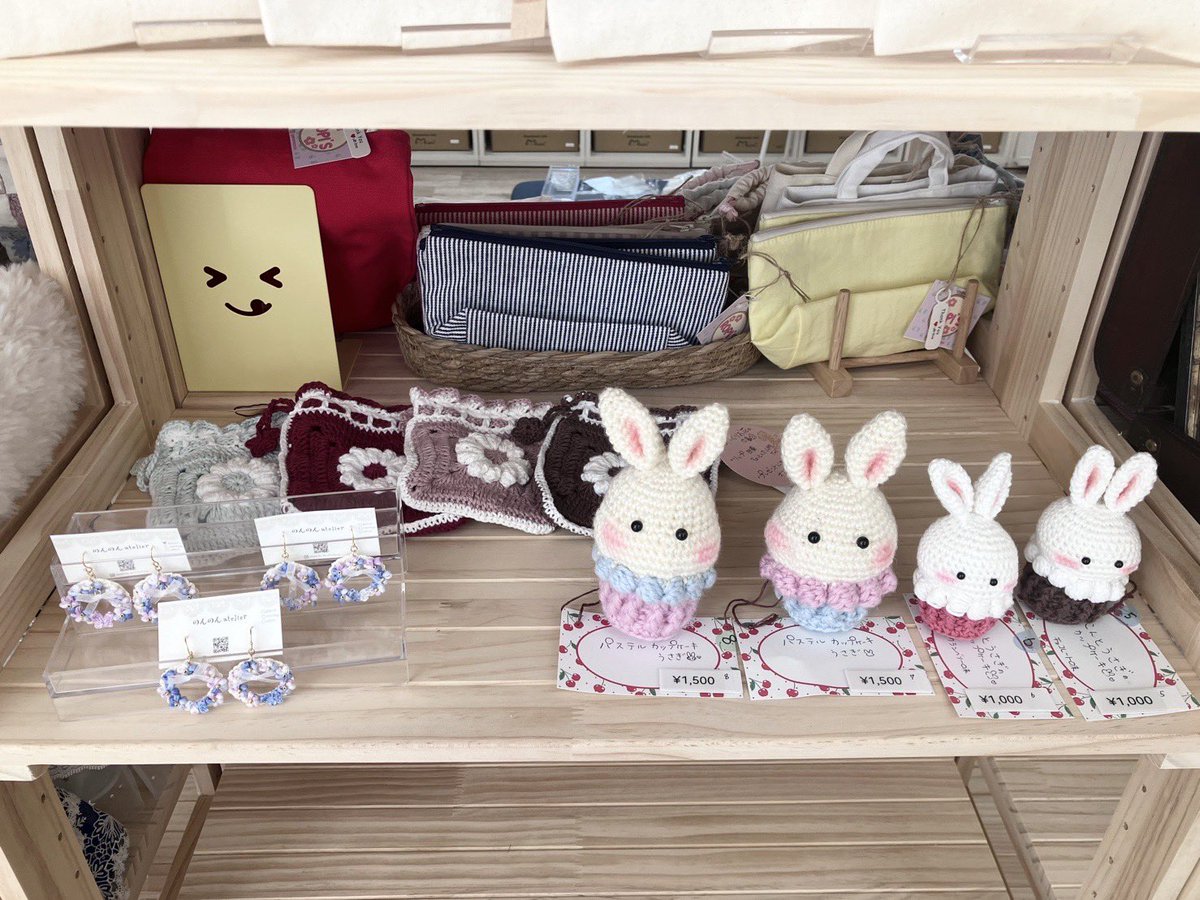 non_atelier's tweet photo. 可愛く展示してもらいました😭
時間が無い中チマチマ作成していました( ˙³˙)⇝💕次はがま口財布とか作っておきます🍀*゜
休憩がてら娘に帽子編みました👒 https://t.co/wos2asgPAd