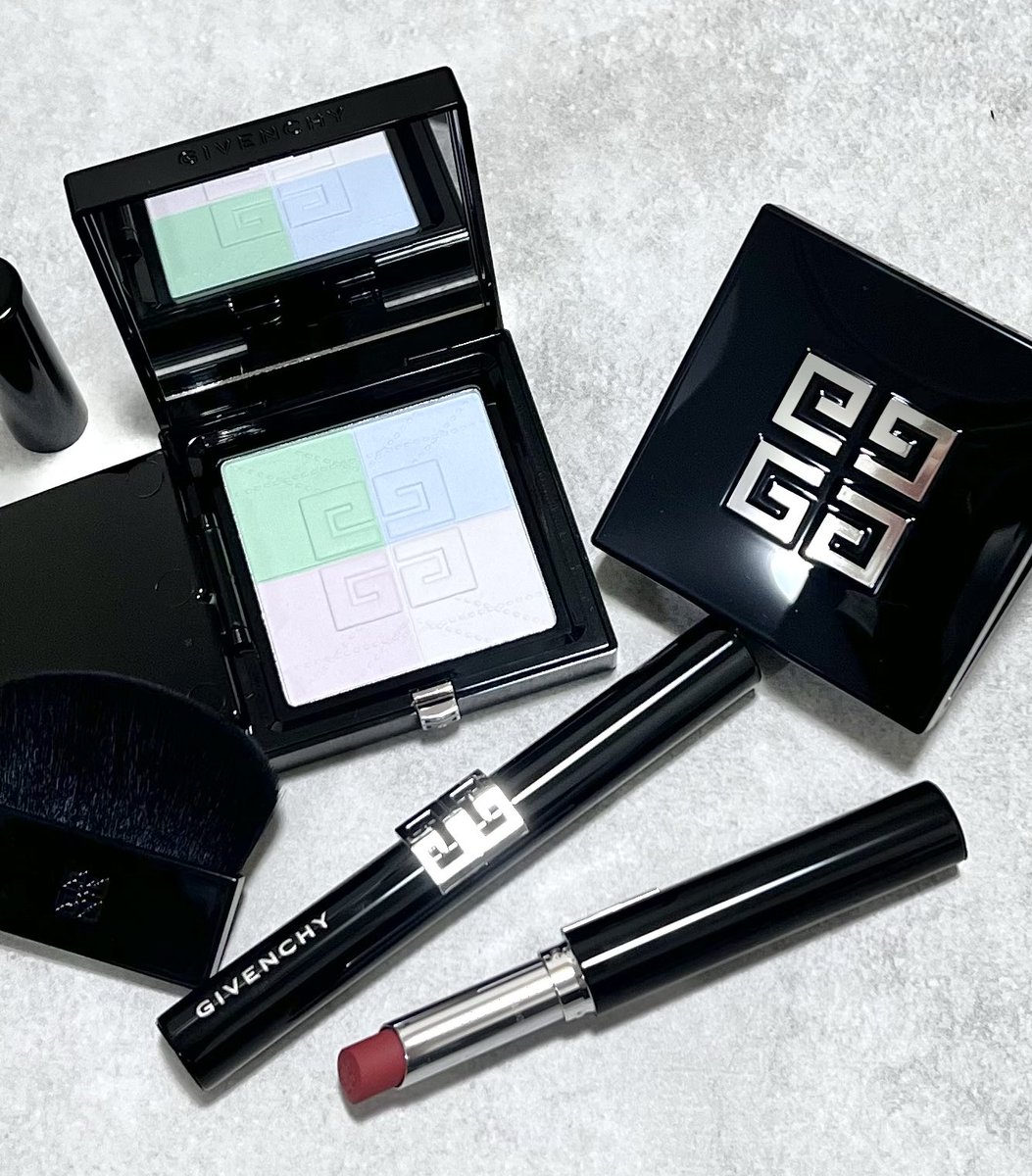 CoCoa_cosme1's tweet photo. プリズム・リーブルからプレストパウダーが登場🖤重ねても粉っぽくならないしプレストにすることで単色使いもできるの💡鼻→頬→こめかみ→生え際の順でおくようにつけるとキレイにつくよ🌟
ルージュ・ジバンシイ・ベルベット・マットはツリーへ👇
#ジバンシイ透明美マットルック #ジバンシイ #giftet https://t.co/P3UoveMdFD
