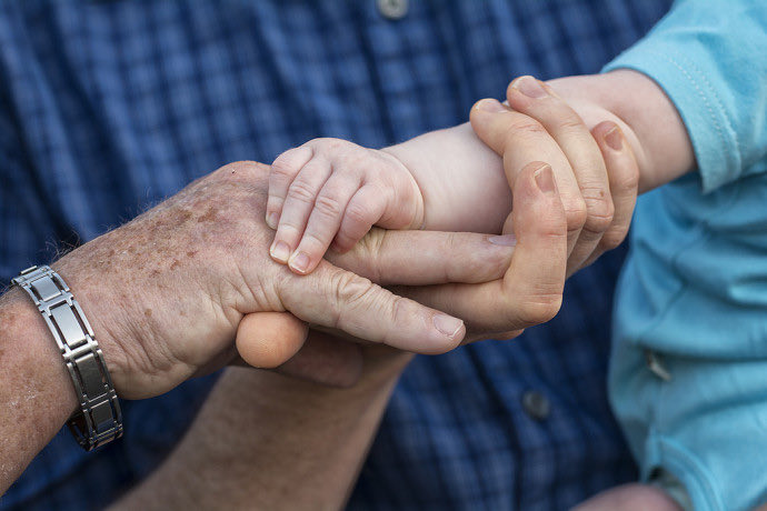 🌿 I nonni sono i nostri angeli custodi in carne e ossa: custodi del tempo, testimoni d’amore e ponti tra generazioni. Oggi li celebriamo con gratitudine viva. Buona Festa dei Nonni a chi regala sorriso, saggezza e presenza ogni giorno.
#festadeinonni
#festadeinonni2025