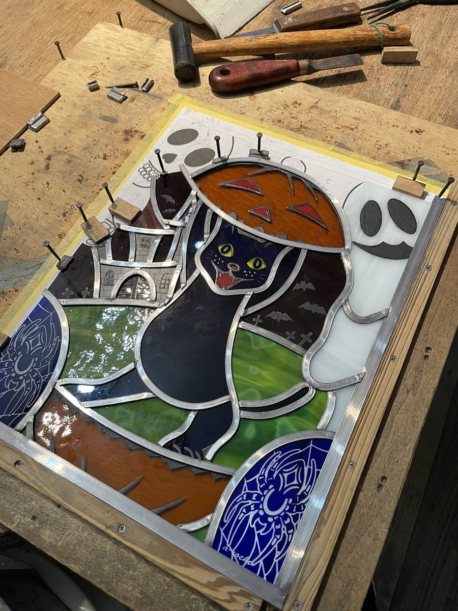 Y_daisukdd's tweet photo. ちょっと先ですが、ハロウィンをテーマに
した展示。お祭りです!
#staindglass #halloween #cat
#c_depot #glass #tobu #ikebukro https://t.co/i1w5QmFzwS