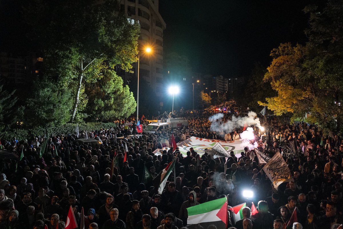 İl Başkanımız <a href="/hakanhanozcan/">Hakan Han ÖZCAN 🇹🇷</a> ve teşkilat mensuplarımızla birlikte, İsrail’in Küresel Sumud Filosu’na yönelik müdahalesine karşı ABD Büyükelçiliği önünde bir araya gelerek Sumud Filosuna ses olduk.