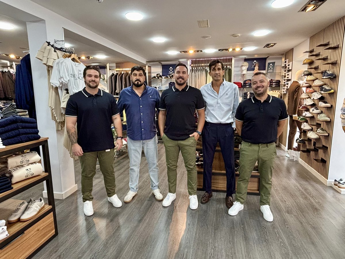 💙🏀 El Melilla Ciudad del Deporte Enrique Soler también se pone guapo fuera de la pista.
Gracias a nuestro patrocinador Pepi Modas por el estilo y el gran trato.
¡Gracias Juanjo y Ángel por cuidarnos siempre! 🙌✨

Video: youtu.be/im3jURzJW9c?fe…