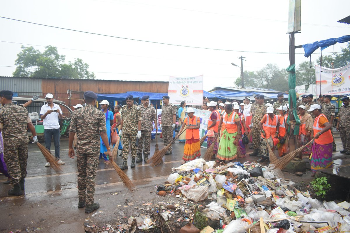 #SpecialCampaign5_0 , On the occasion of Gandhi Jayanti under Swachta Hi Sewa (SHS) abhiyan all rank of 174 Bn CRPF  actively participated in a cleanliness drive along with district officials from in Chaibasa town.