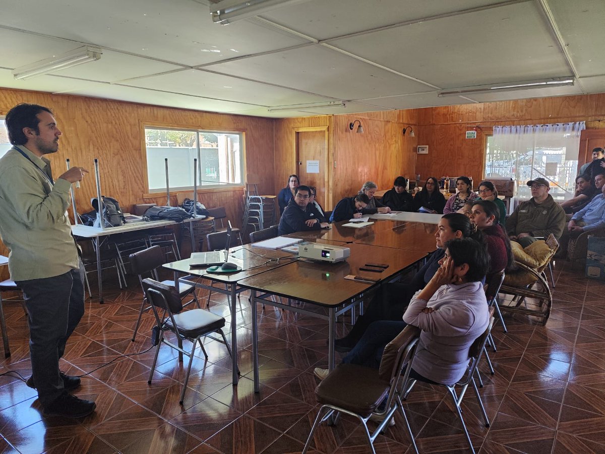 En #Manzanar, comuna de #Curacautín, se desplegó equipo de #SenapredLaAraucanía en conjunto con @Sernageomincl, quienes desarrollaron capacitación a comunidades del sector en el marco del #Simulacro por Erupción Volcánica del Complejo Volcánico Lonquimay, agendado para el 15 de