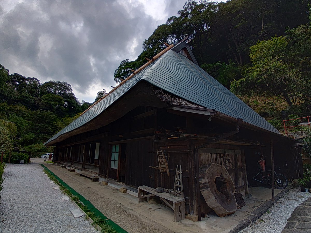 donden1972's tweet photo. 宮崎県椎葉村の椎葉厳島神社と那須家住宅。壇ノ浦で平家が滅亡した後、平家の生き残りがここに隠れ暮らしていました。残党狩りを命じられた弓で有名な那須与一の弟の大八郎は、もはや戦意がないを知って「退治しました」とウソの報告をして、平家の守り神の厳島神社を建ててやったのだとか。 https://t.co/SdU3cTqqmf