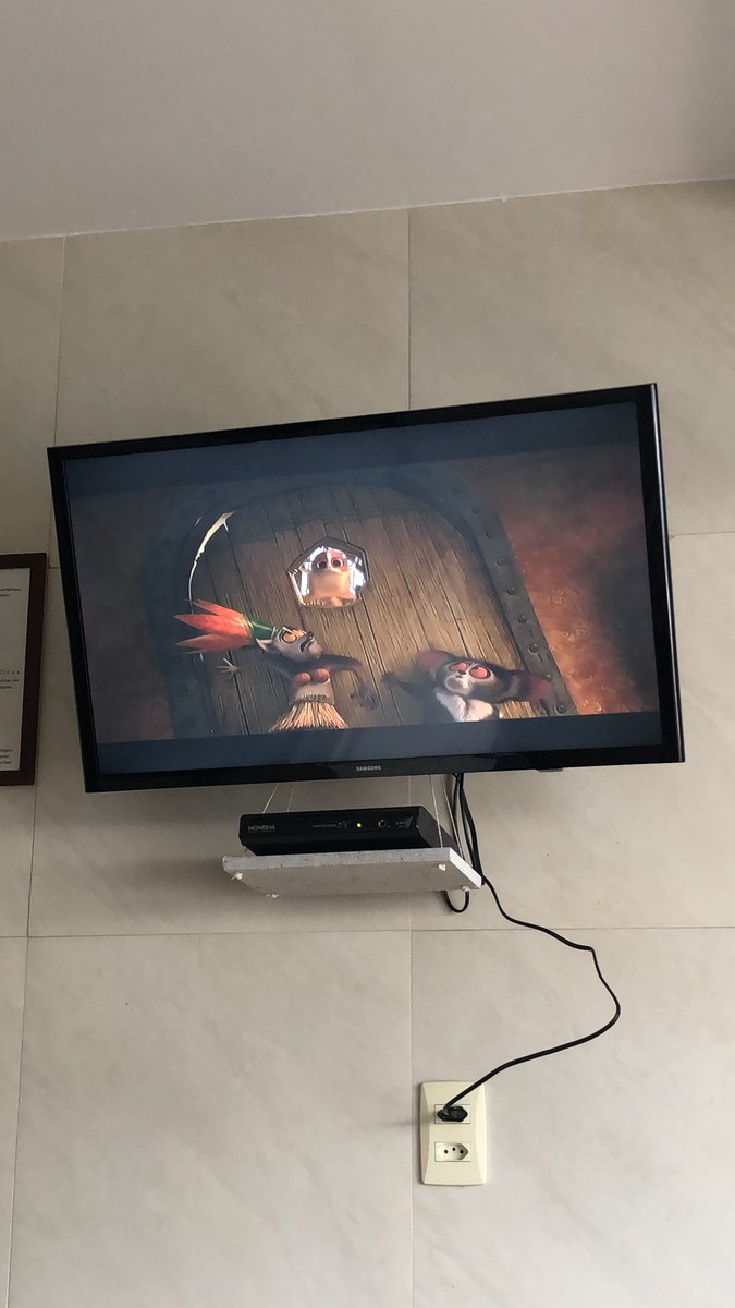 desde que me entendo por gente eu venho na mesma dentista, e sempre tiveram muitos dvds infantis, papo de um armário (infelizmente ele não existe mais😣) cheinho e podendo escolher… hoje cheguei aqui e tava passando Madagascar 2 (um dos meus favoritos) que nostalgia