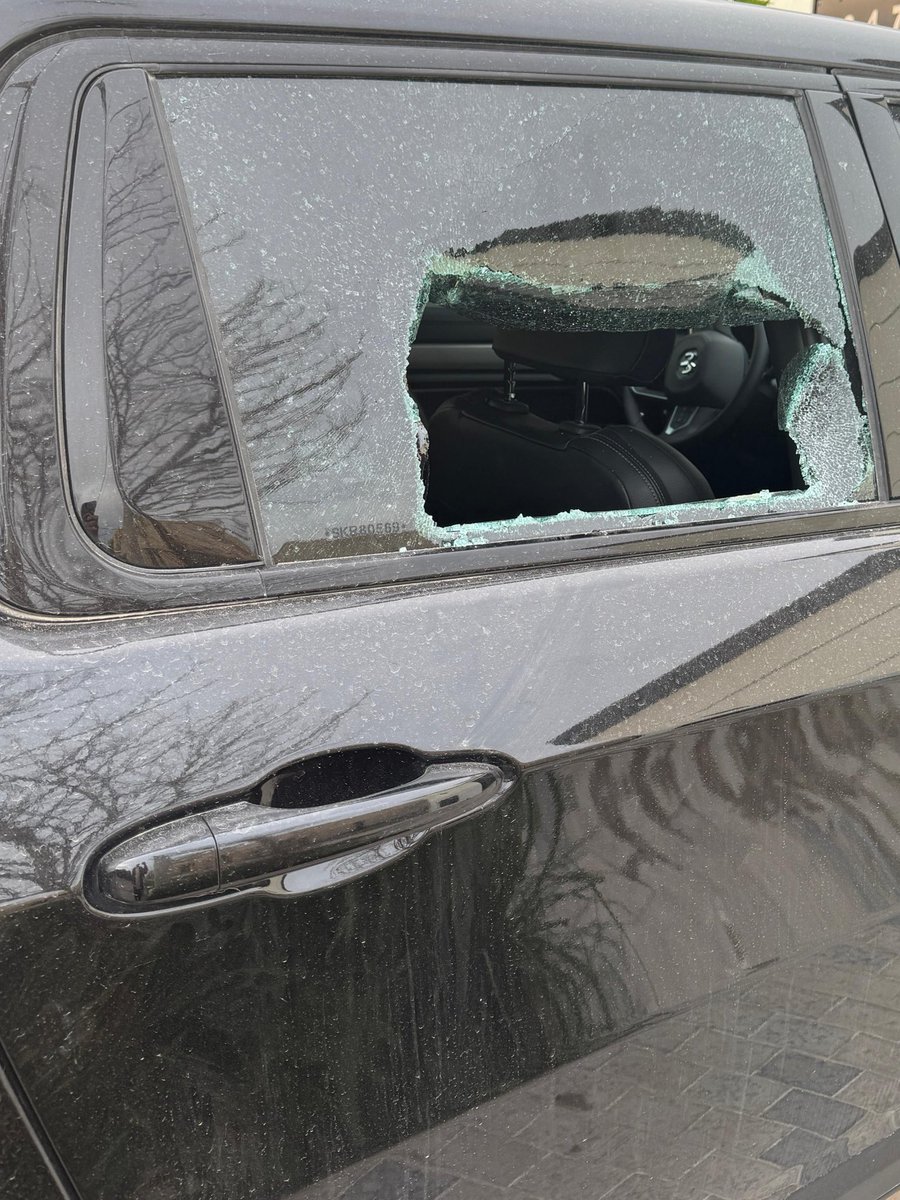 📍 Robo en #Trelew

Anoche me entraron a robar en la puerta de mi casa en Trelew. Rompieron el vidrio y se llevaron una mochila gris marca Volcom con una notebook Samsung adentro.

Más allá del valor material, lo más importante es lo que tenía guardado en la notebook. Borradores