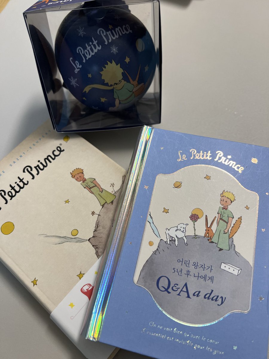 어쩌다 어린왕자 굿즈들을 사서 집에오니
울 유니 어린 왕자님 사진이 짜잔🐣🥰💙 
오너먼트 왕자님이랑 울 유니 
뒷모습이 완전 똑같은데요?😂🧐🫠