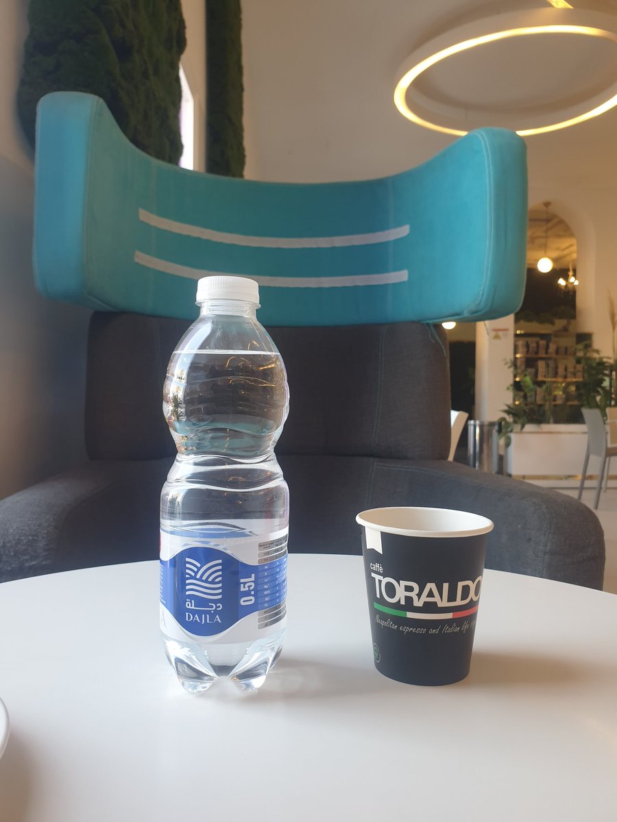 "الحرية لا تعني إصلاح كل شيء خارجي، بل تغيير طريقة استيعابي للضجيج الداخلي، أحيانًا يكون أقوى دافعٍ للقوة هو إدراكي ببساطة، لستُ مُلزمًا بتصديق كل فكرة تخطر ببالي."
#قهوة_الظهيرة