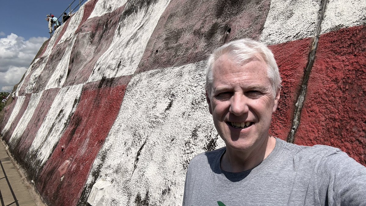 scottiebateman's tweet image. ✈️ Standing in front of Hong Kong’s famous Checkerboard Hill, once the final visual reference before that legendary right-hand turn onto Kai Tak’s Runway 13.

Kai Tak closed in 1998… exactly 10 years before I made my own first landing in Hong Kong, which also happened to be my…