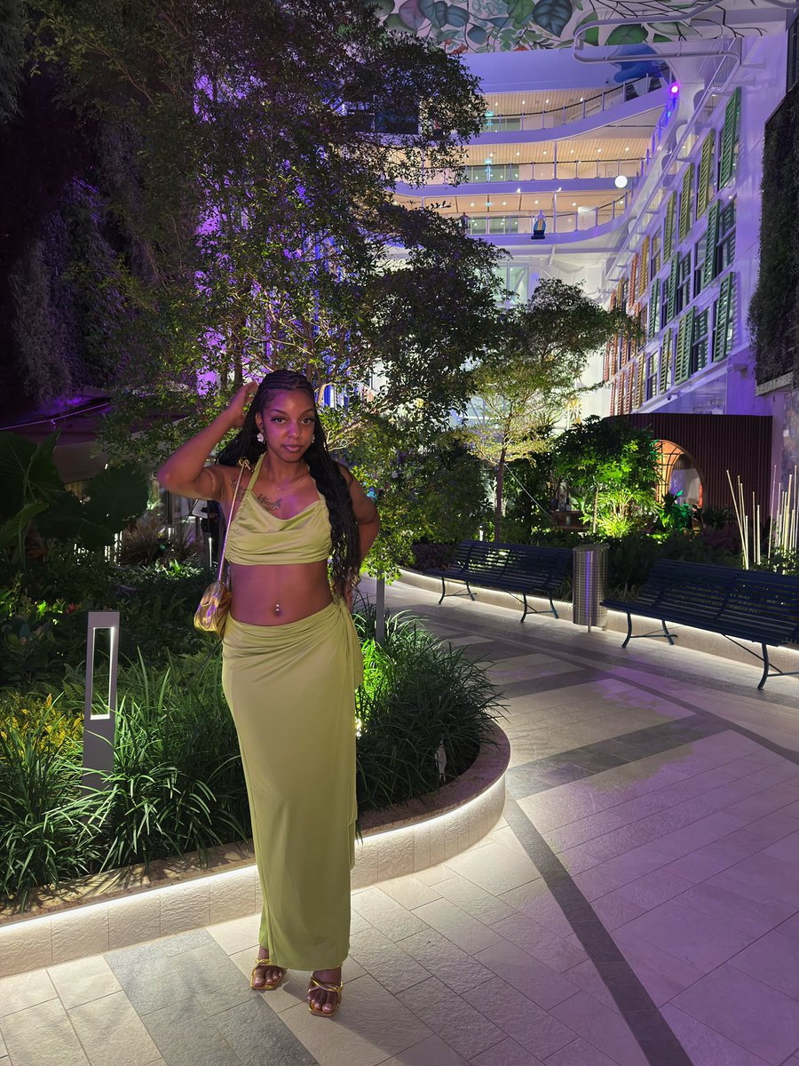 theyenvyryy's tweet photo. 🍸 https://t.co/AuHh7FjbH1