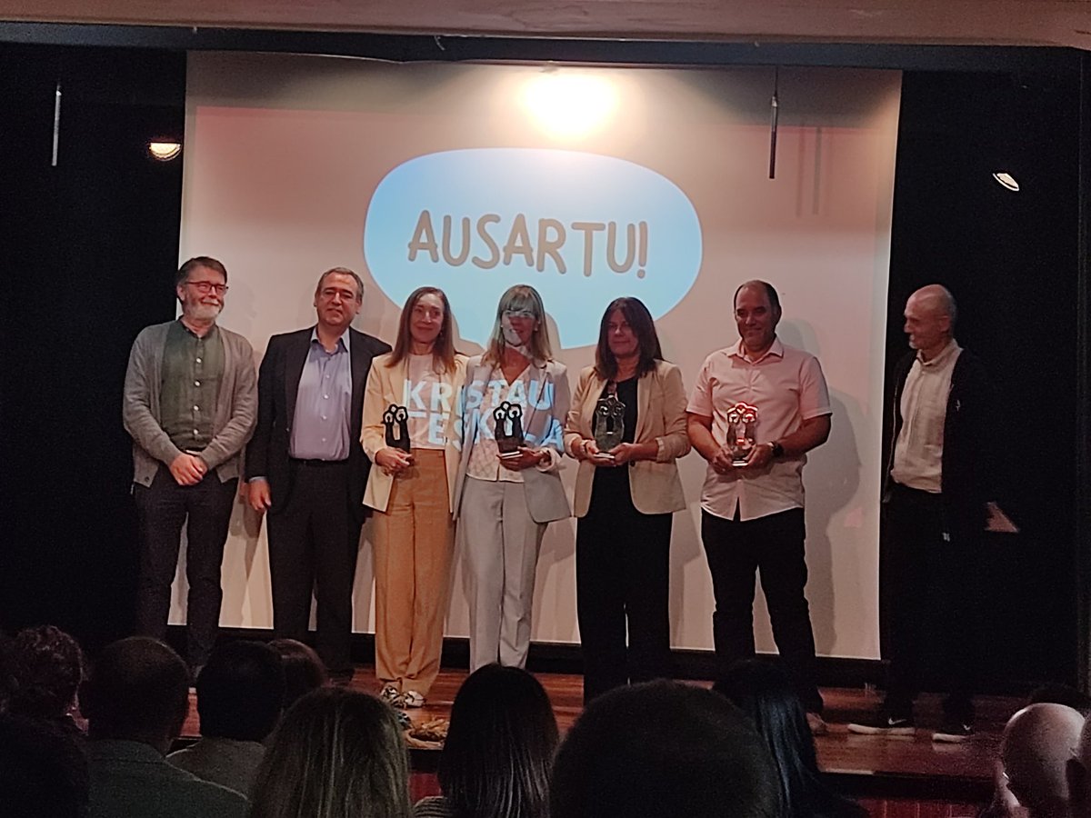Reconocimiento a Alfonso Blázquez a la trayectoria en la dirección de <a href="/smiportu/">LaMennaisSantaMaria</a> junto a otras ex-direcciones en el acto de inicio de curso de @kristaueskola . Hurbiltasuna, solidaritatea eta konpromisoa. Mila esker Alfonso!. #etorkizunaribegira