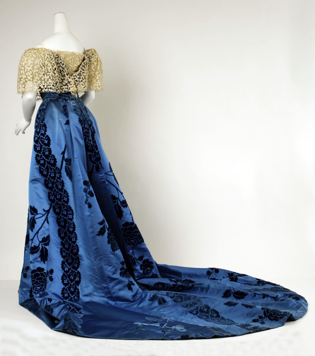wikivictorian's tweet photo. Evening dress by House of Worth, 1898–1900. The MET. https://t.co/EdVCBlu7GP